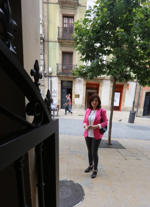 Carmen Rodríguez Maniega ayer, a las puertas de la sede. 