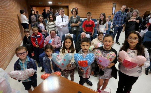 Los alumnos del colegio Xove, con sus cojines. Detrás, la gerente del hospital, Laura García, y el médico Francisco Vizoso. 