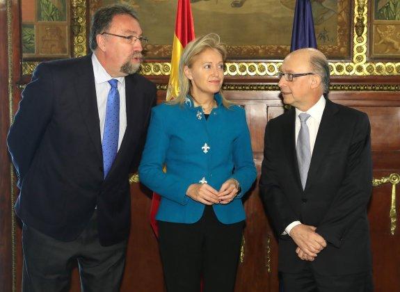 Isidro Martínez Oblanca, Cristina Coto y Cristóbal Montoro, en una de las reuniones para negociar los presupuestos. 