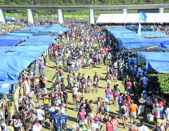 Miles de jóvenes de toda Asturias se concentran todos los años en la fiesta del Xiringüelu. 
