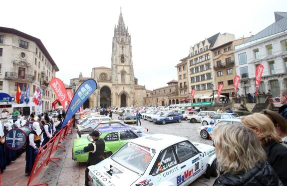 Ceremonia de salida del Rally de Asturias, con la Catedral al fondo. 