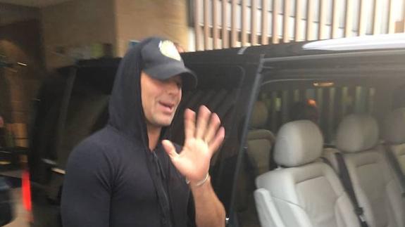 Ricky Martin saluda a sus fans de camino al concierto de Gijón