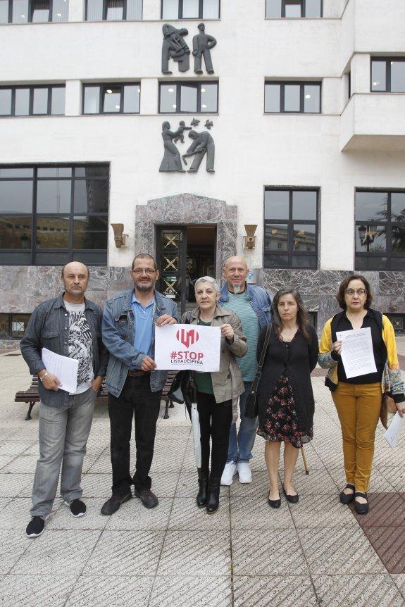 Miembros del colectivo Stop Listas de Espera, ayer, frente al Sespa donde dieron a conocer las alegaciones. 