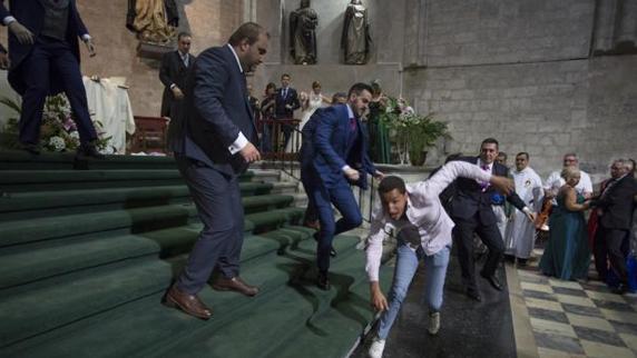 Momento en el que los invitados trataban de reducir al hombre que ha irrumpido al grito de «Alá es grande» en la Iglesia de San Pablo, en Valladolid - F. BLANCO