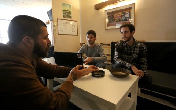 Raúl Gil, en primer plano, en la sede de CISCA, junto a Germán González y Víctor Roche. 