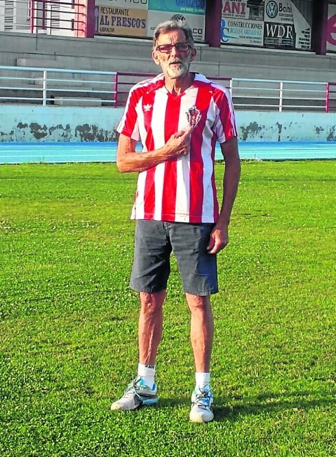 Manolo Mesa, en el campo de San Roque que lleva su nombre y con el Sporting en 1979.