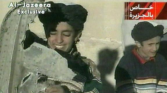 A la izquierda, Hamza Bin Laden cuando era un niño, en la única imagen que existe del hijo del líder de Al Qaida abatido