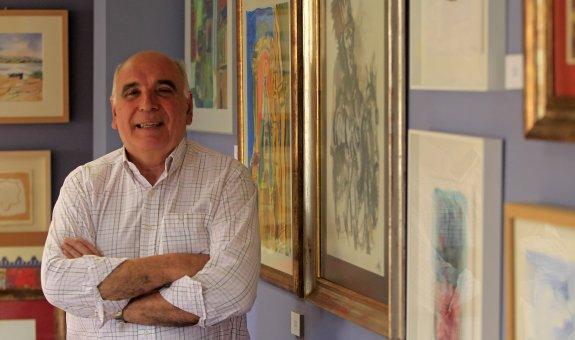 José Antonio Alonso, presidente de la Sociedad Protectora de La Balesquida, ante unas obras de arte. 