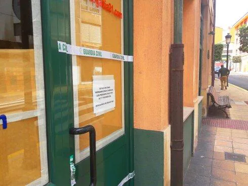 La puerta de la agencia precintada por la Guardia Civil. 