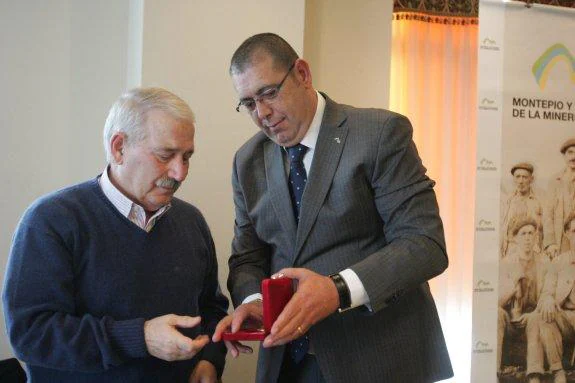 José Antonio Postigo entrega a José Ángel Fernández Villa la medalla de oro del Montepío. Era 2010. 