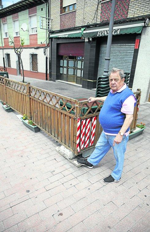 José Antonio Fonseca muestra el golpe en su terraza. 