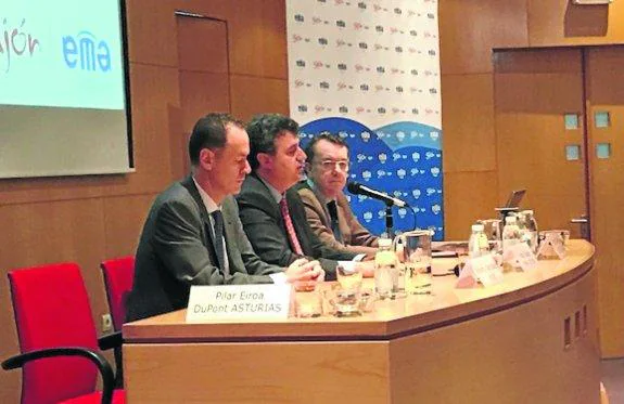 El gerente de la EMA, en el centro, durante el acto celebrado el lunes en la sede de la empresa, con varias botellas sobre la mesa. 