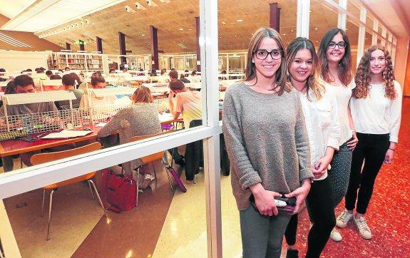 Lucía García, Aida Bárcena, Alba Oliva Rodriguez y Alicia Pérez, en la biblioteca Bances Candamo de Avilés. 