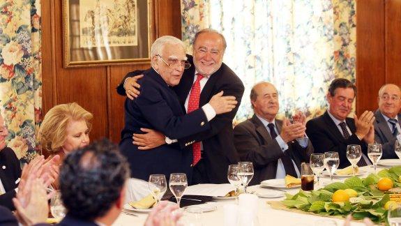 Julio Bobes abraza a José María Casielles en un momento de la tertulia de L´Alderique celebrada en el Club de Tenis de Oviedo. 
