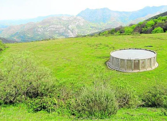 Deposito de agua junto a la pista que une la majada de Ranoriu y La Texera, en Coto Bello.