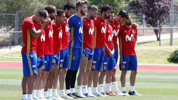 Los jugadores de la selección española guardan un minuto de silencio.