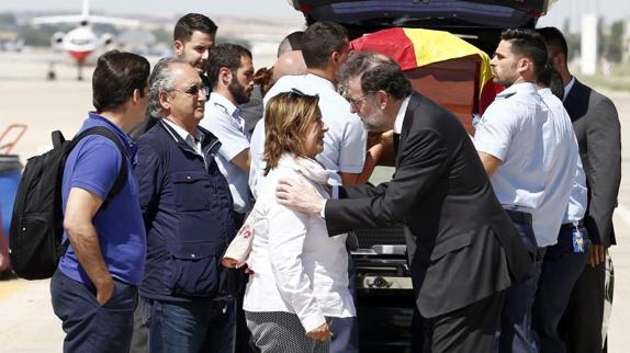 Mariano Rajoy abraza a la madre de Ignacio Echeverría a la llegada del féretro a la base militar de Torrejón de Ardoz.