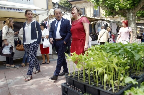 Cristina Pontón, Wenceslao López y Ana Taboada, entre los puestos del mercado del pasado jueves cuano EL COMERCIO reunió a los tres para hacer balance. 