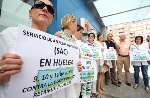 Médicos y enfermeras durante la jornada de huelga en el centro de salud de La Ería, Oviedo. 