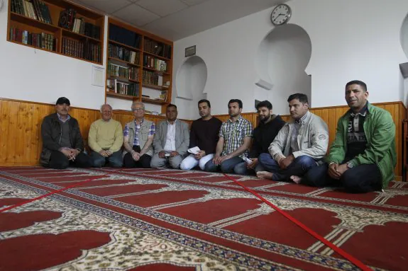 Representantes de la Comunidad Islámica en Asturias en la mezquita situada en la calle Aurora de Albornoz (antes, Rafael Gallego). 