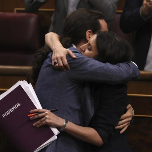 Irene Montero y Pablo Iglesias se abrazan al terminar la sesión.
