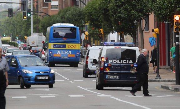 La Policía Nacional custodia un autobús de ALSA en la avenida de Portugal. 