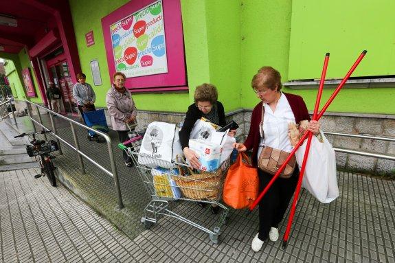 Un grupo de clientas, ayer a la salida del supermercado de Llaranes, antiguo Economato de Ensidesa. 
