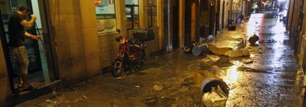 La intensa tormenta y sus efectos en las calles de Oviedo.