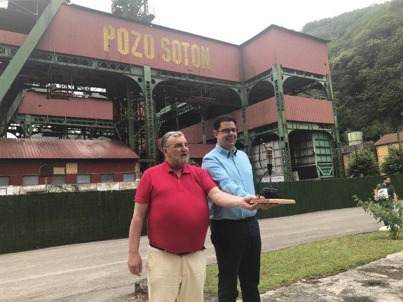 El presidente de Ecosam, Ricardo Gonzalez, y el jefe del área, Modesto Felipe González, con el trofeo. 
