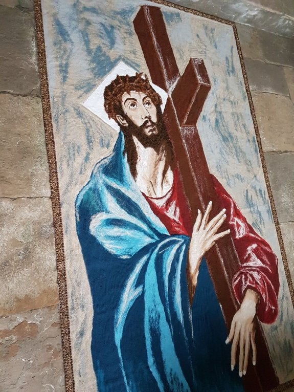 Alfombra instalada en la capilla de San Roque en Castropol. :: D. S. F.