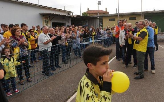 Asistentes a la concentración organizada para reivindicar que las instalaciones deportivas del Puertos no sean vendidas. 