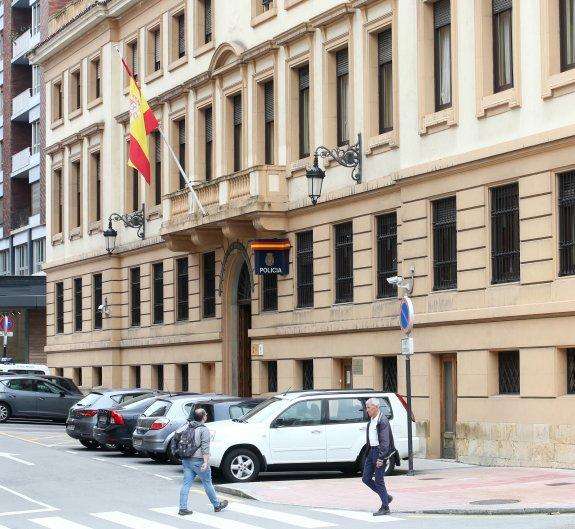 La comisaría de Oviedo, donde se produjo el suceso. 
