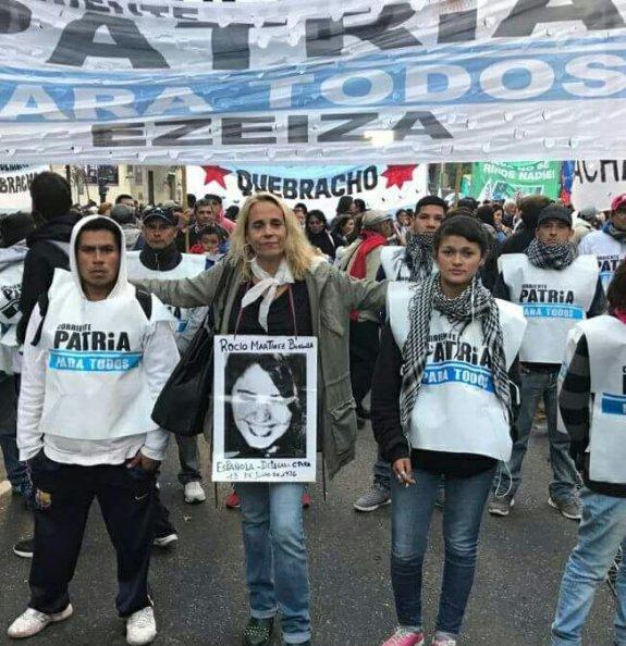 Bárbara García, con la foto de su madre al cuello, en una manifestación en Buenos Aires. 