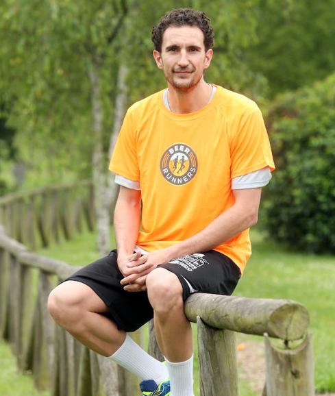 El capitán Víctor Pérez, en la Senda Verde de Oviedo.