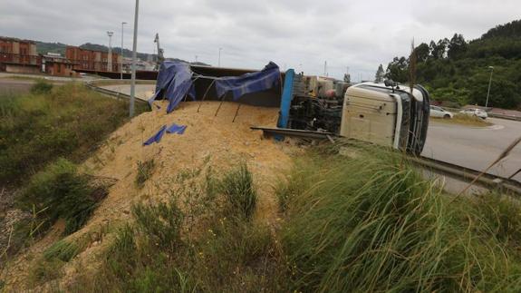 Herido al volcar el camión que conducía en Avilés