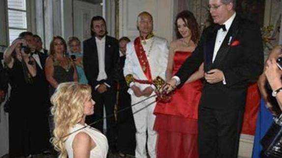 Stefan Cernetic nombra 'Condesa de los Lirios' a Pamela Anderson. 