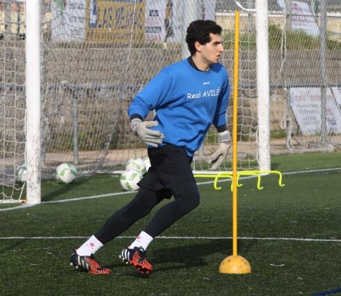 SALIDAS. Sergio Ríos, a la izquierda en el último partido de la temporada ante el Cristo, y Carlos Castro, en una sesión en Miranda, buscarán minutos en el Condal de Noreña. 