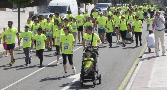  De amarillo. Un momento de la marcha, cuya inscripción, por diez euros para adultos y cuatro para niños, incluía una camiseta conmemorativa. Tras la carrera se celebró una exhibición de zumba.