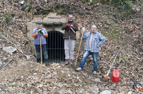 Ángel Iglesias, Gumersindo Fernández y Rolando Díez, en el pozo. 