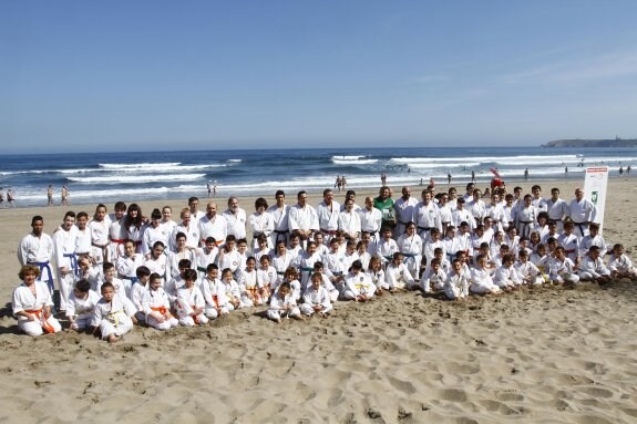 Foto de familia antes del encuentro conjunto de los karatecas de los clubes de la comarca avilesina. 