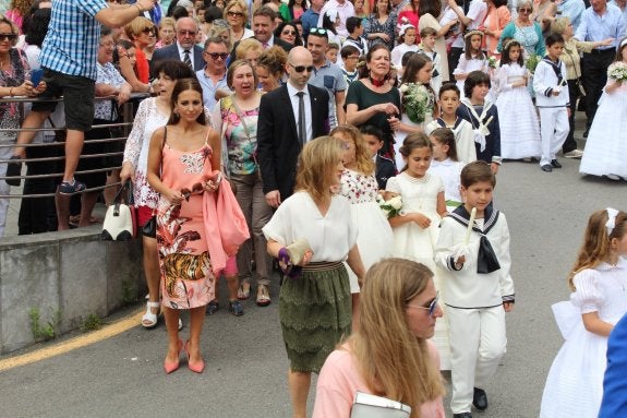 Paula Echevarría, ayer, en el Corpus de Candás.
