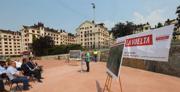 El alcalde, durante la presentación de la etapa, ayer en la 'plaza roja' del parque de Europa. 