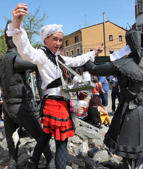 La artista, Mónica Cofiño, vestida de asturiana en el Monumento al Carmín de La Pola.