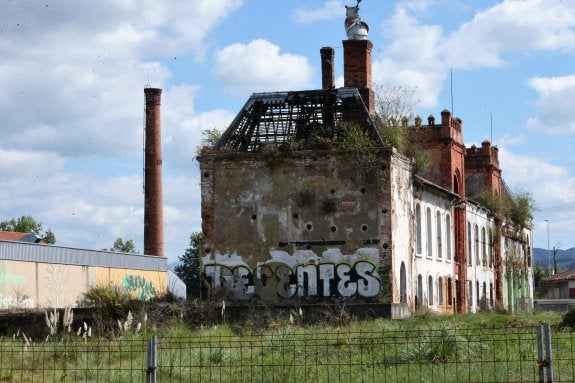 El edificio de la antigua fábrica cervecera del Águila Negra, en Colloto. 