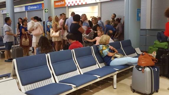 Los pasajeros apostados en el mostrador de Volotea tras decirles que les recolocarían en otro vuelo.
