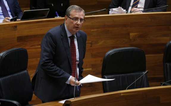 El consejero Francisco del Busto ayer durante el Pleno. 