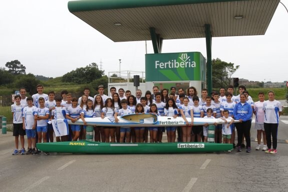 La sección de piragüismo de la Atlética Avilesina, ayer en las instalaciones de Fertiberia. 