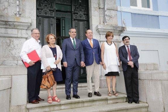 José David Vigil, Paz Fernández Felgueroso, Vicente Domínguez, Antonio Suárez, Begoña Serrano y Santiago González, tras el patronato. 