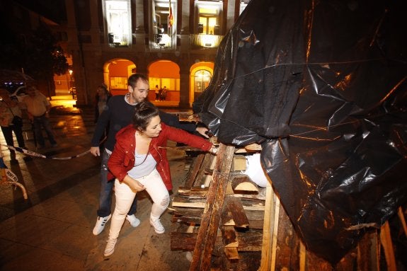 Una pareja deja su deseo en la hoguera de San Xuan en la villa de Mieres. 