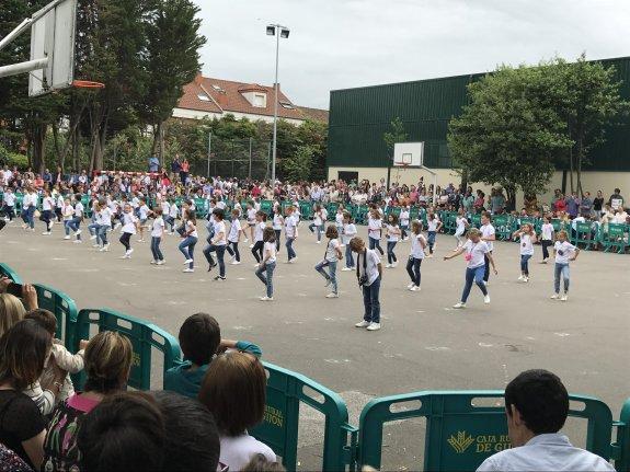 Escolares de primaria actúan caracterizados como fotógrafos. :: E. C.